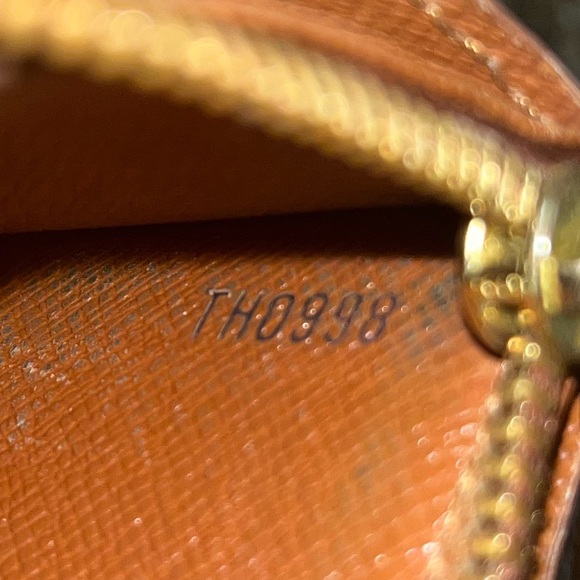 SOLD-Louis Vuitton Vintage Sarah Wallet - Picture 6 of 7